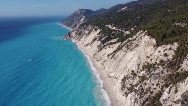 Imagem Aérea Alta Altitude Ondas Azuis Atingindo Costa Praia Egremni — Vídeo de Stock