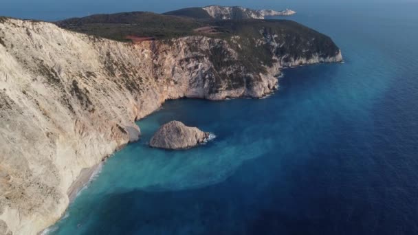 Luftaufnahme Der Ikonischen Felsformation Des Strandes Von Porto Katsiki Lefkada — Stockvideo