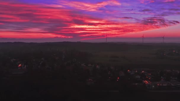 Rot Glühender Sonnenuntergang Über Einem Winzigen Dorf Mit Windrädern Hintergrund — Stockvideo