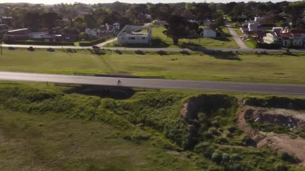Letecký Snímek Cyklisty Jedoucího Venkovské Silnici Během Slunečného Dne Mar — Stock video