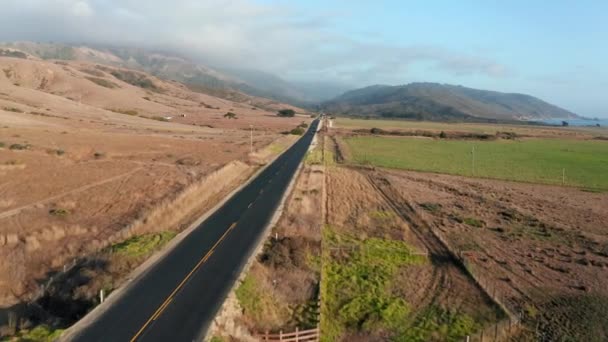 Suv Carro Dirigindo Através Asfalto Vazio Estrada Costeira Califórnia Antena — Vídeo de Stock