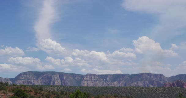 Desert Ridge Mountain Fluffy Clouds Blue Sky Sedona Arizona Usa — Stockvideo