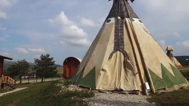 Αντίγραφο Των Ινδιάνων Wigwam Tent Στο Cowboy Village Paso Zlatibor — Αρχείο Βίντεο