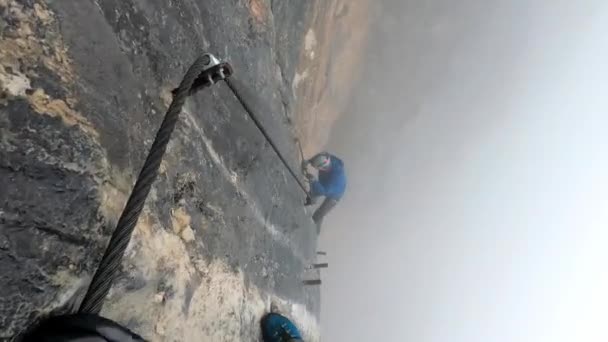 Πυροβολήθηκε Ένας Ορειβάτης Βλέποντας Έναν Άλλο Ορειβάτη Από Ψηλά Καιρικές — Αρχείο Βίντεο