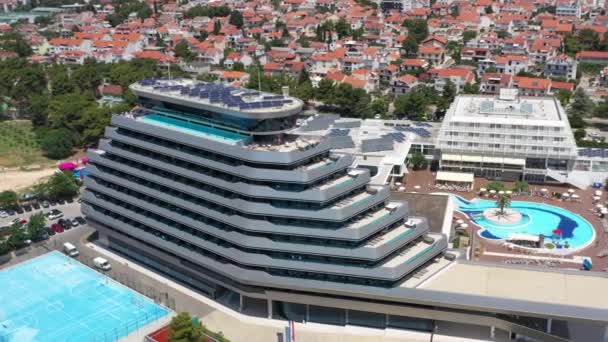 Exterior Hotel Olympia Sky Vodice Dalmácia Croácia Aérea Drone Shot — Vídeo de Stock