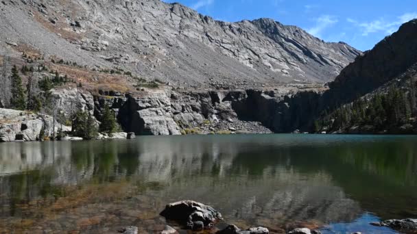 Schneeschmelze Wasserfall Läuft Willow Lake Mit Colorado Bergblick Statisch — Stockvideo