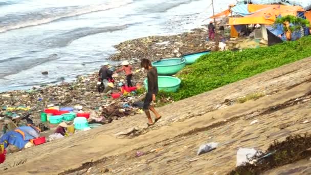 Fischerdorf Das Nach Dem Taifun Mit Ausgewaschenem Müll Aus Dem — Stockvideo