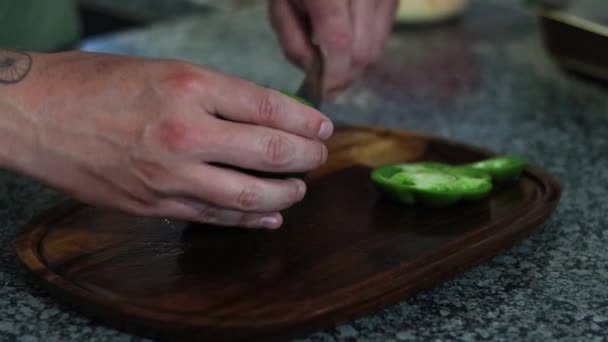 Corte Remoção Das Sementes Pimentão Verde Uma Placa Corte Madeira — Vídeo de Stock