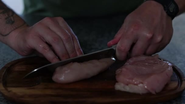 在木制切菜板上切碎鸡胸肉并放飞鸡胸肉 — 图库视频影像