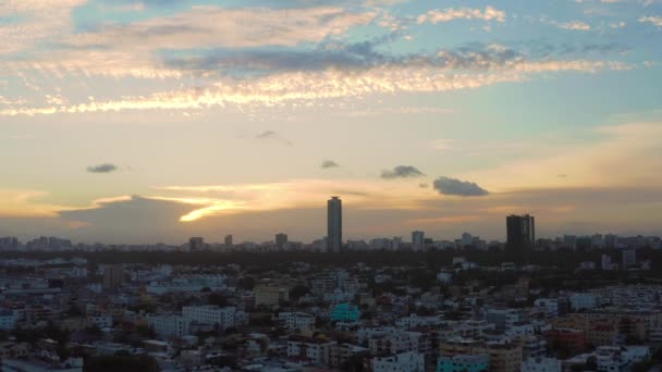 Santo Domingo Città Con Grattacieli Sullo Sfondo Tramonto Retromarcia Aerea — Video Stock