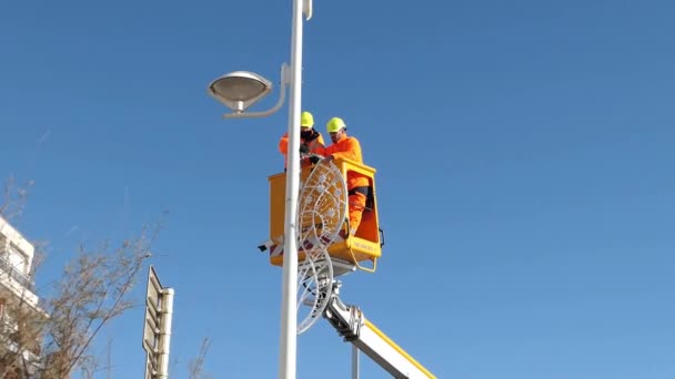 Pracownicy Rady Pomarańczowych Ciuchach Wieszają Lampki Świąteczne Valras Plage Południu — Wideo stockowe