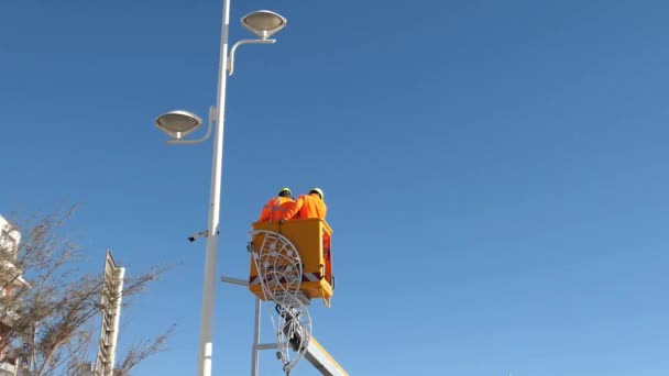 Работники Совета Оранжевой Одежде Устанавливают Рождественские Гирлянды Валрасе Юге Франции — стоковое видео