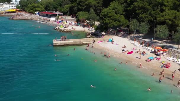 Pobřeží Jaderského Moře Turisty Těší Crikvenica Chorvatsko Letecké Drone Shot — Stock video