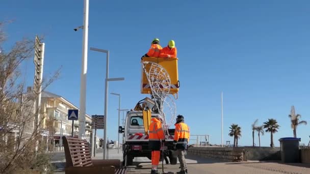 Trabalhadores Conselho Vestindo Roupas Laranja Colocando Luzes Natal Valras Plage — Vídeo de Stock