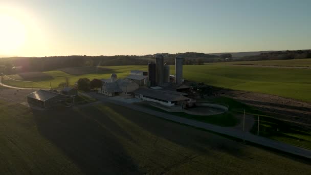Aerial Farm Surrounded Fields Rural Pennsylvania — стоковое видео