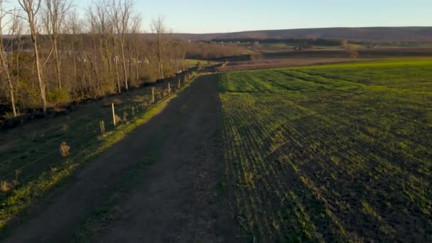 Aerial Farm Road Rising Fields Rural Pennsylvania — стоковое видео