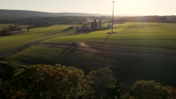 アメリカ ペンシルベニア州の農村部の木々や農地の上空 — ストック動画