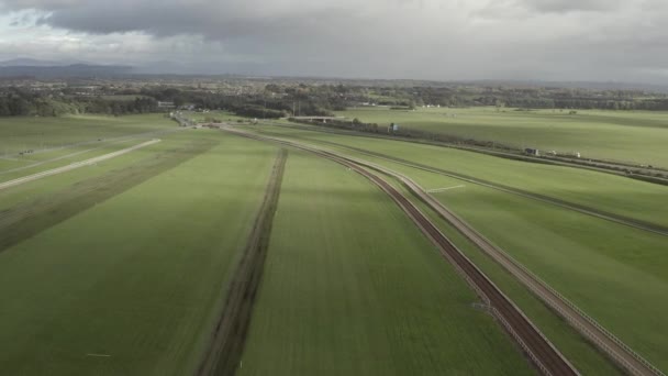 Vuelo Aéreo Verde Pista Carreras Caballos Bajo Cielo Irlandés Nublado — Vídeos de Stock