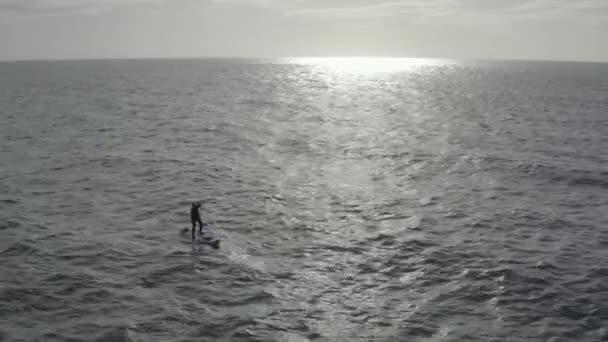 Aerial Retreats Sup Paddle Boarder Sun Beam Choppy Ocean — Stock Video