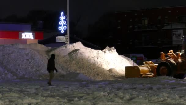 Eine Planierraupe Räumt Nachts Schnee Auf Der Straße — Stockvideo