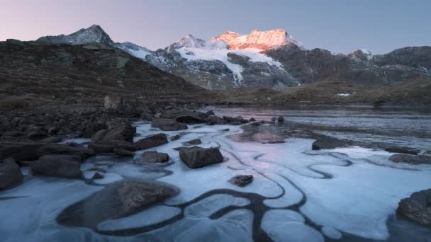 ベルニーナ尾根上の日の出と凍結湖 スイスの山の時間経過 — ストック動画