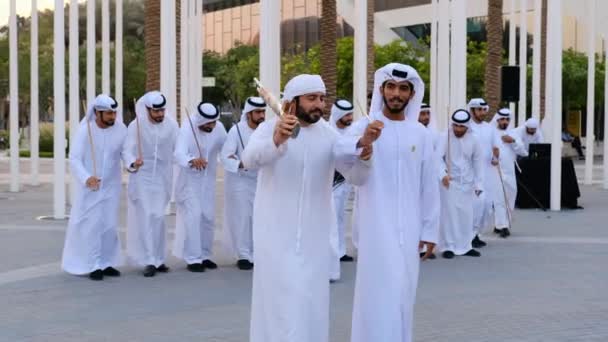 Emirati Erkekleri Kandura Dish Dash Expo 2020 Geleneksel Şarkıda Dans — Stok video