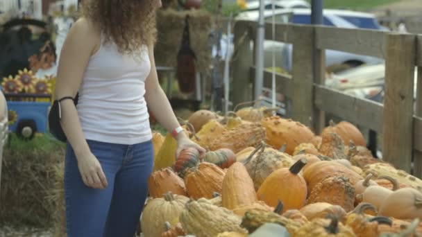 Mladá Žena Sbírá Squash Farmářském Trhu Zpomaluje — Stock video