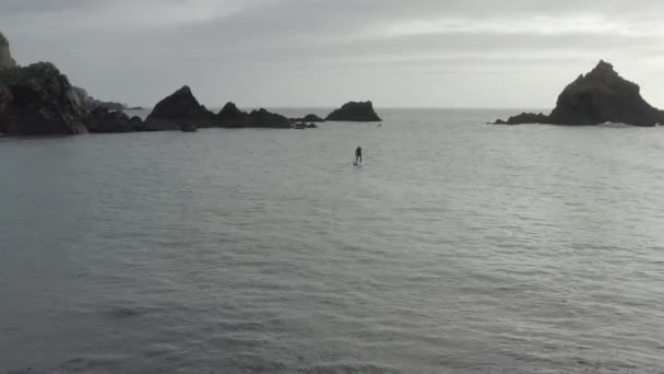 Levante Silhueta Paddleboarder Centro Moldura Entre Rochas Oceânicas — Vídeo de Stock