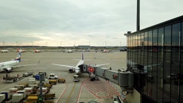 Időeltolódás Repülőgépek Terminal Beeing Felkészülés Következő Járat — Stock videók