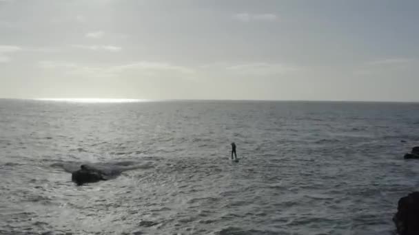 Sup Paddleboard Mężczyzna Wzburzony Szary Ocean Pobliżu Wysepek Skalnych Antena — Wideo stockowe
