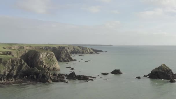 Vol Aérien Camionnage Océan Hautes Falaises Vertes Escarpées Mer Irlande — Video