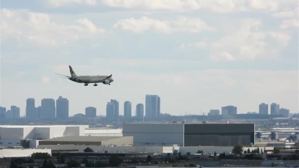 多伦多Yyz皮尔逊国际机场一架飞机降落在跑道上的缩放镜头 — 图库视频影像