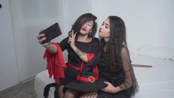 Două Femei Columbiene Atractive Costume Vrăjitoare Negre Care Fac Selfie — Videoclip de stoc