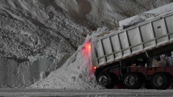 冬季风暴过后的一个晚上 垃圾车卸下了一堆雪 — 图库视频影像