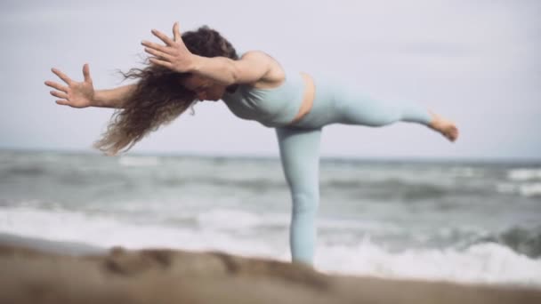 Vážení váhy základní jóga póza na pláži Barcelona Španělsko