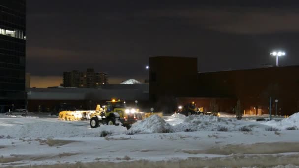 Traktor Čistí Parkoviště Sněhu Během Sněhové Bouře Modré Hodině Montral — Stock video