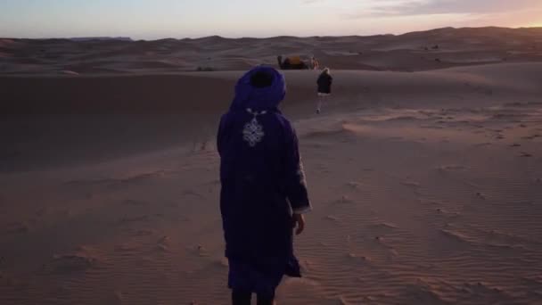 Guia Turístico Tradicional Deserto Saara Vestido Azul Seguindo Turista Caucasiano — Vídeo de Stock