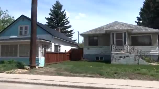 Conduciendo Por Ciudad Alberta Canadá Con Una Vista Dos Casas — Vídeos de Stock