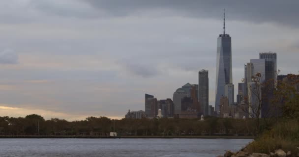 纽约曼哈顿天际线前的鱼子酱飞机 — 图库视频影像