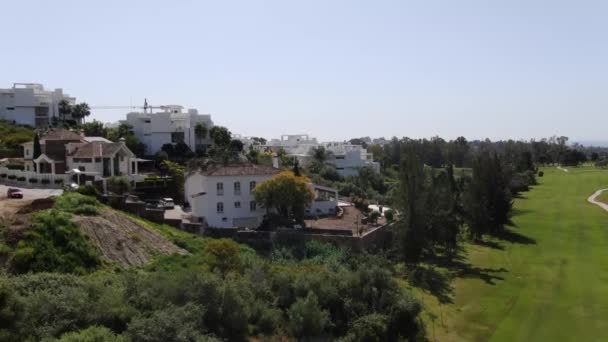高級マルベージャのゴルフコース スペイン 高級住宅 — ストック動画