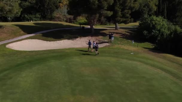 Lyxig Golfbana Marbella Med Sjö Golfare Lyxiga Hus — Stockvideo