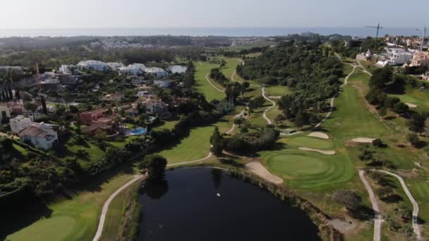 Luxusní Golfové Hřiště Marbelle Jezerem Golfisty Luxusními Domy — Stock video