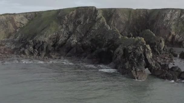 Luchtfoto Stijgt Ruige Zeekliffen Ierland Tot Groene Landbouwgrond Boven — Stockvideo