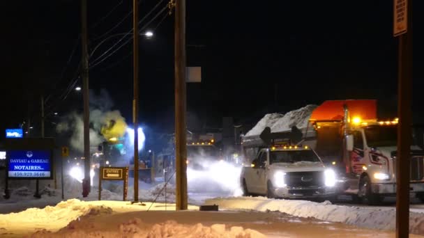 Vrachtwagens Werken Sneeuw Verwijderen Uit Montral Streets Schoonmaken Wegen Sneeuwmachines — Stockvideo