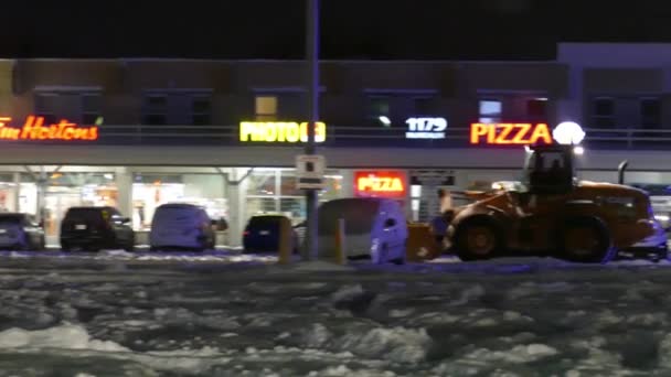 Night Shot Remoção Neve Veículo Ruas Limpeza Lojas Lojas Fundo — Vídeo de Stock