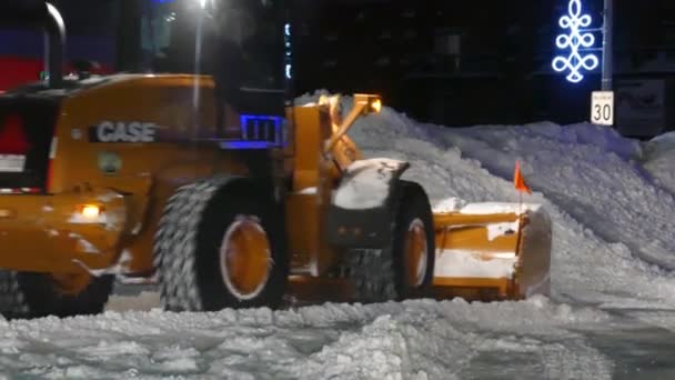Zeitlupe Eingeschossener Schneepflug Räumt Nachts Eine Straße Der Stadt Schneehaufen — Stockvideo