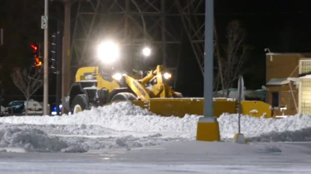 Schneetraktor Reinigt Die Straßen Eines Stadtgebietes Nach Einem Schneesturm — Stockvideo