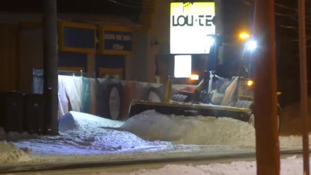 Een Bulldozer Ruimen Dikke Sneeuw Stoep Nachts — Stockvideo