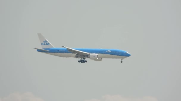Klm航空公司波音747 400在阴天紧接在空中飞行 — 图库视频影像