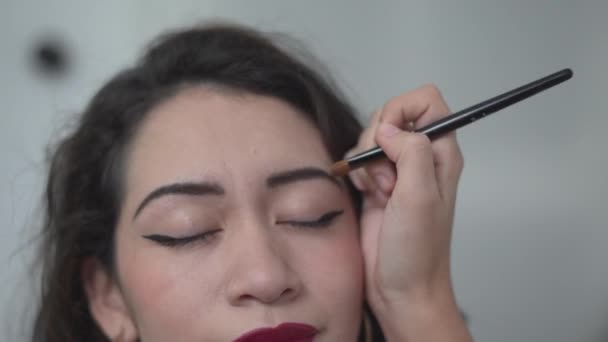 Makeup Καλλιτέχνης Βούρτσισμα Και Διόρθωση Eyebrow Γραμμή Του Μοντέλου Κορίτσια — Αρχείο Βίντεο